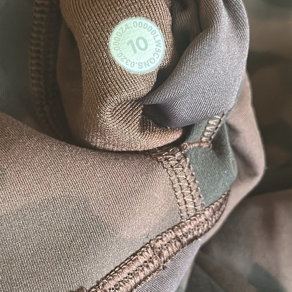 Lululemon sz 10 Wunder Train High-Rise Tight 25"
Heritage 365 Camo Brown Earth - Picture 10 of 15